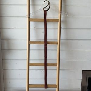 Adjustable leather belt. Size S/M